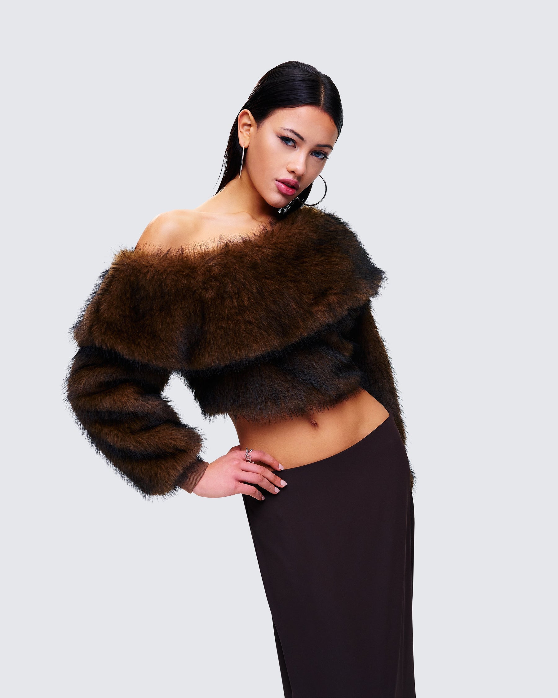 Blusa Nadi Marrom de Pelúcia Ombro a Ombro