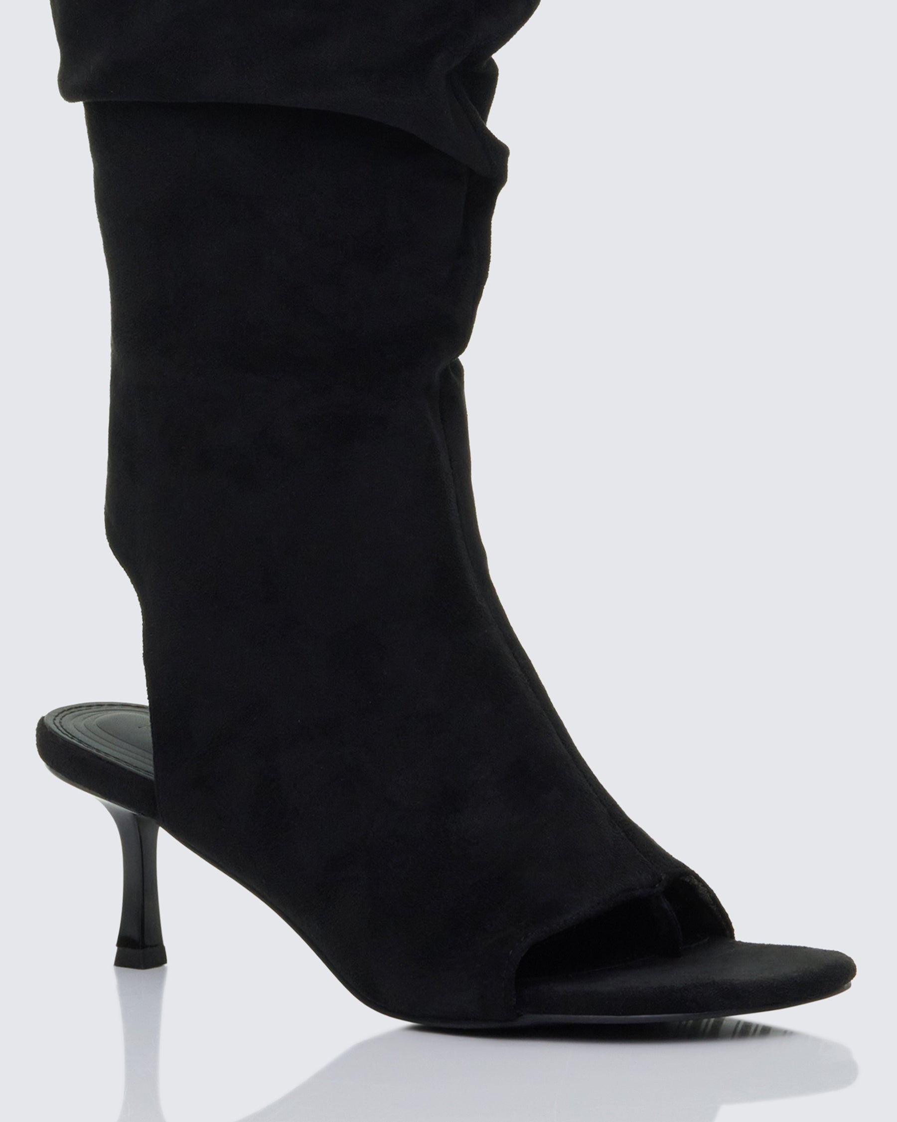 Bota Stormi Preta de Camurça Sintética Peep Toe